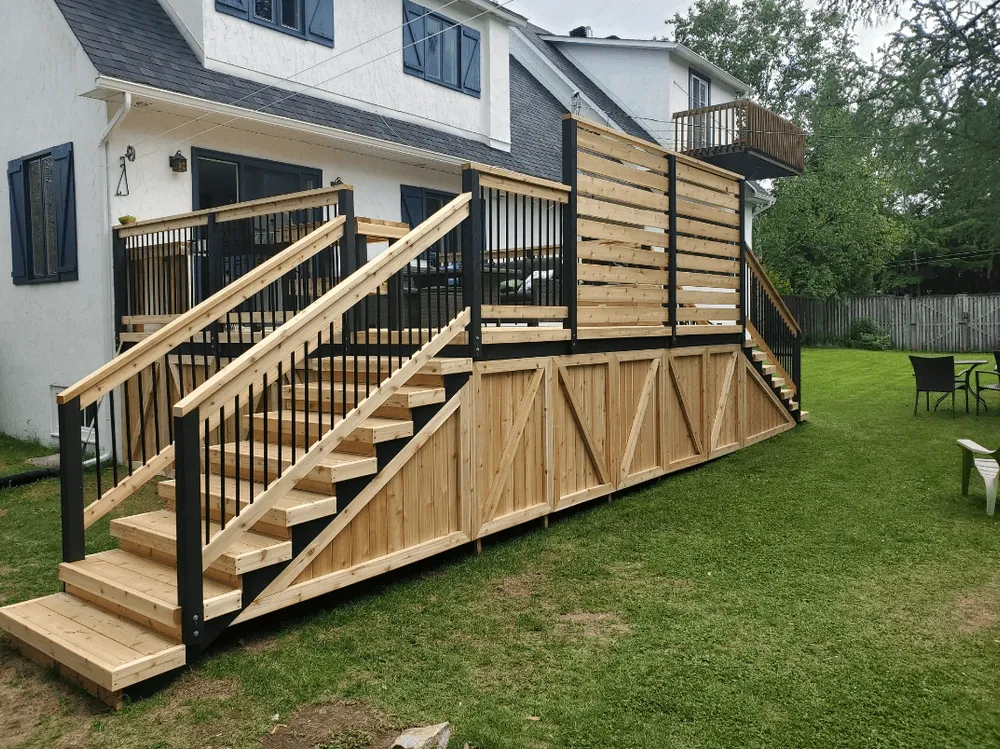 Terrasse en bois avec escalier et garde-corps noirs